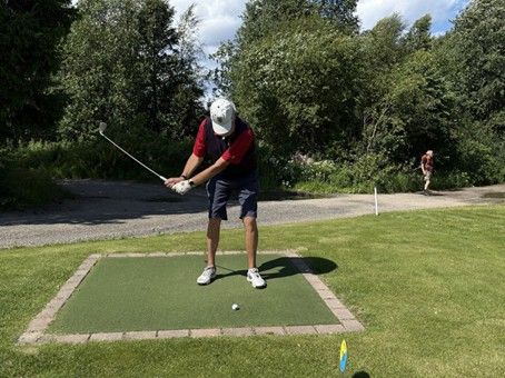 RETT PÅ GREEN: 80-åringen Alf Henrik Hansen er fremdeles vrien å slå på golfbanen.